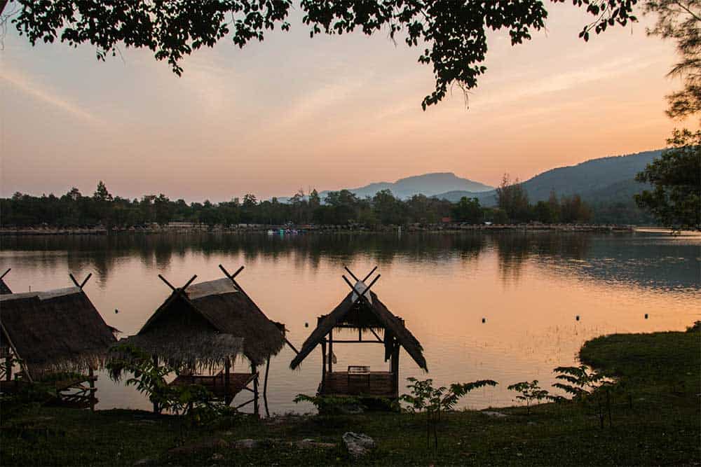 Atardecer en el lago Huay Tung Tao